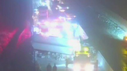 눈길에 중앙분리대 들이받은 택배차...다친 사람 없어 / YTN