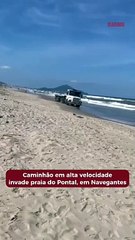 Caminhão em alta velocidade invade praia do Pontal