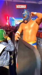 ¡QUÉ GRANDE ERES, DRAGON LEE!  Así un gesto más del campeón Dragon Lee con un pequeño aficionado en las gradas