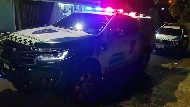 Homem é atingido por vários disparos de arma de fogo; cachorro dele também foi atingido e morreu, no Santa Cruz