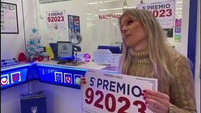 La administración de Lotería de Vallsur celebra los 288.000 euros repartidos de un quinto premio del Gordo de Navidad