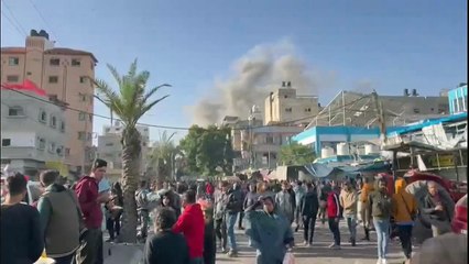 فلسطينيون يفرون من موقع تعرض للقصف في جباليا