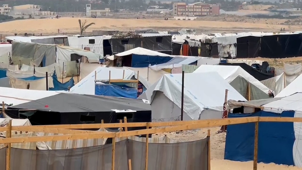 في مراكز الإيواء.. النازحون الفلسطينيون يواجهون ظروفا قاسية