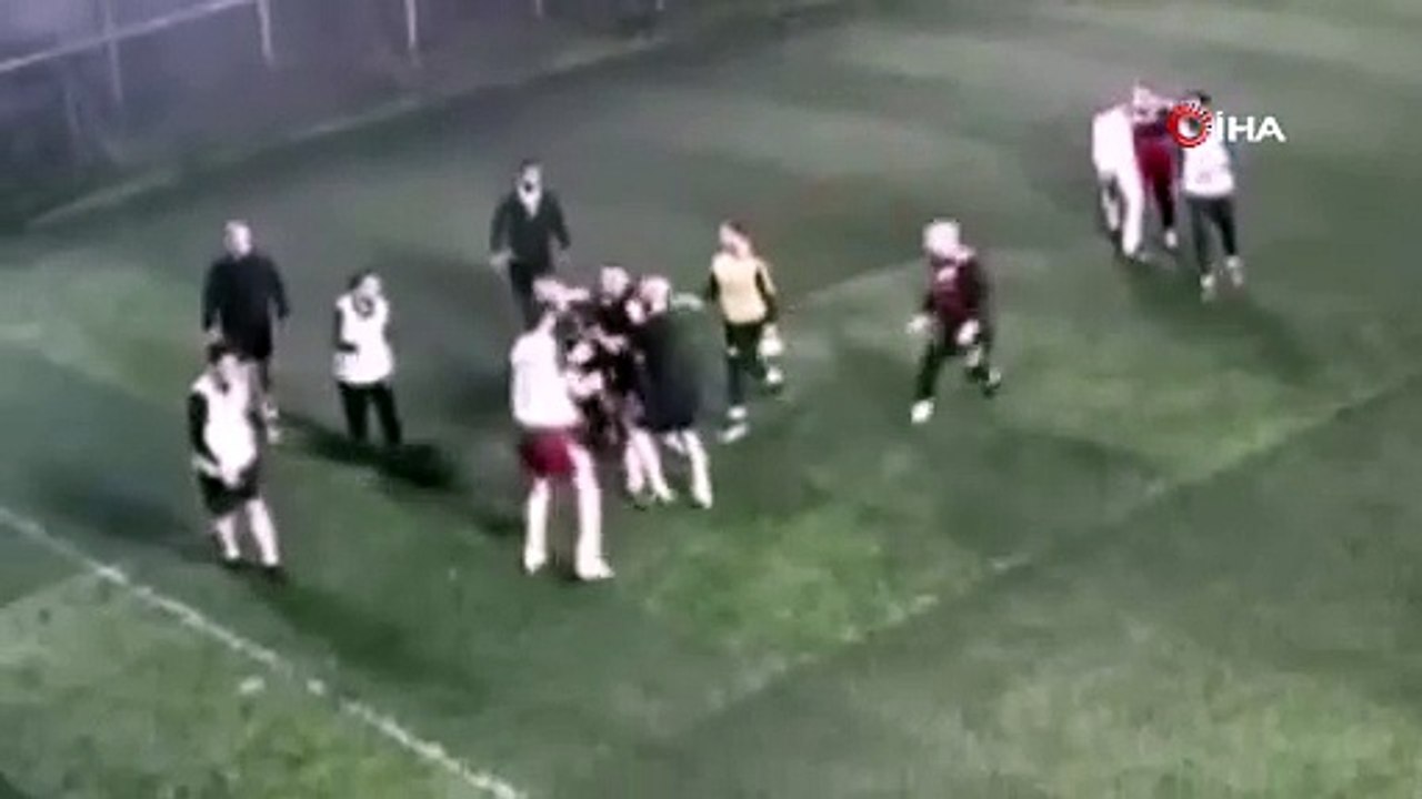 Halı saha maçı boks maçına döndü!