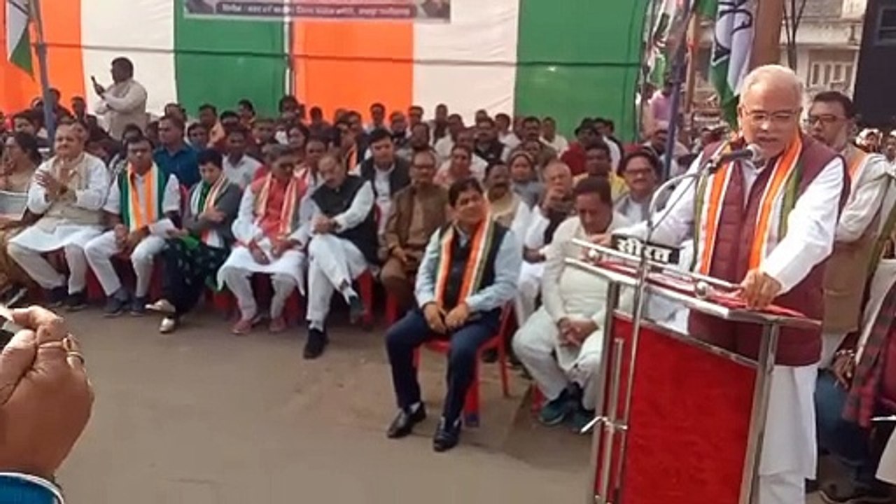 सांसदों के निलंबन के विरोध में कांग्रेसियों ने दिया धरना, केंद्र सरकार के खिलाफ बोला हल्ला (देखें वीडियो)