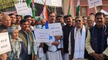 सांसदों को निलंबित करने के विरोध में कांग्रेस का विरोध- प्रदर्शन