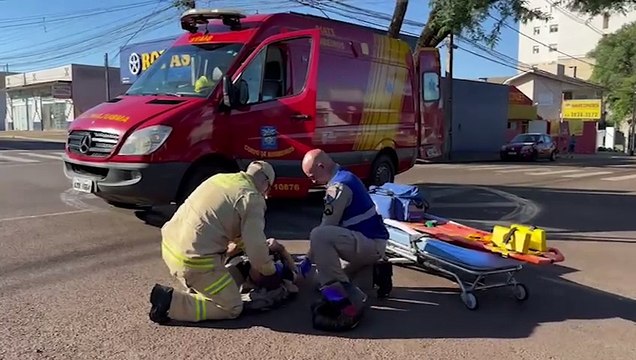Motociclista fica ferido após colisão entre carro e moto no cruzamento das ruas Mato Grosso e 13 de Maio