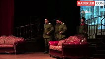 Manavgat Belediyesi Kent Tiyatrosu 'Sonsuz Kadın Sonsuz Cumhuriyet' oyununu sahneledi