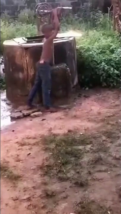 Aller chercher l'eau au puits risqué