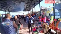 Adananın İmamoğlu ilçesinde pazarcı esnafı eşine sürpriz yaptı