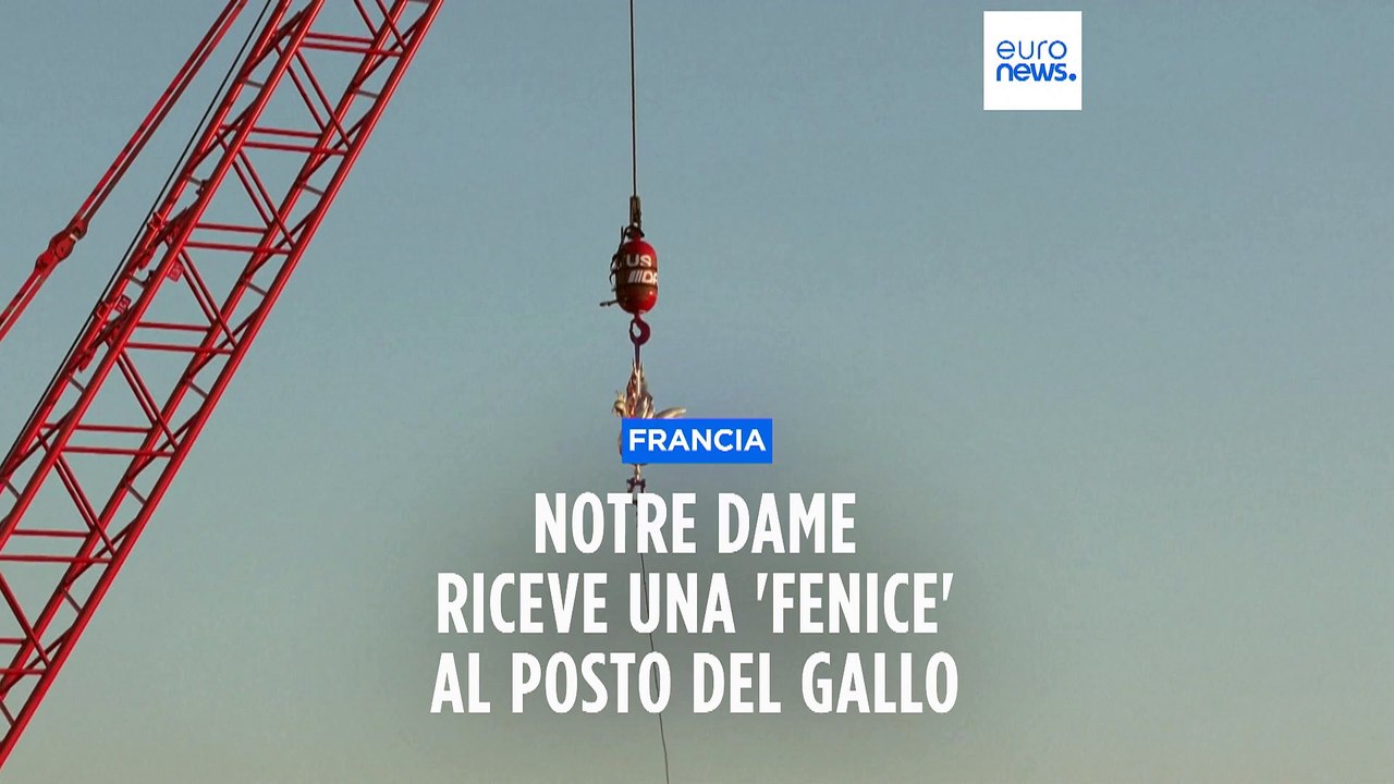A Notre Dame torna l'iconico gallo sulla guglia, costruito con le reliquie dell'incendio