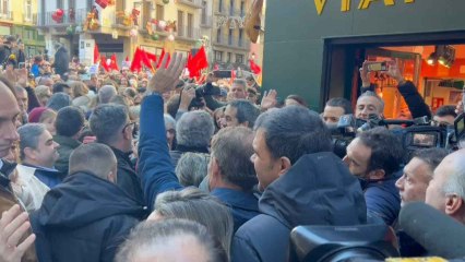 Feijóo llega a la Plaza Consistorial de Pamplona rodeado por cientos de personas