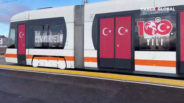 Tramvay yolunda feci kaza... Otomobil ikiye bölündü: Ölü ve yaralılar var