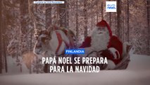 Papá Noel se prepara para repartir regalos en su casa en Laponia