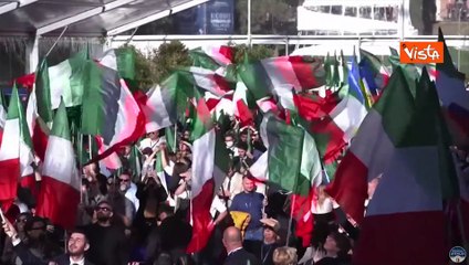 Download Video: Meloni sale sul palco di Atreju, bandiere tricolori e abbraccio coi vicepremier Tajani e Salvini