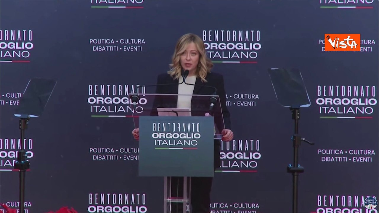Meloni ricorda Berlusconi: "Centrodestra unito da 30 anni grazie a lui". Lungo applauso ad Atreju