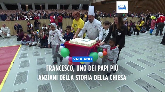 Il Papa compie 87 anni, compleanno con bambini e donne in difficoltà