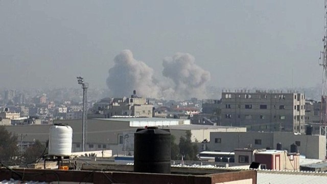 سحب كثيفة من الدخان فوق خان يونس جراء القصف الإسرائيلي