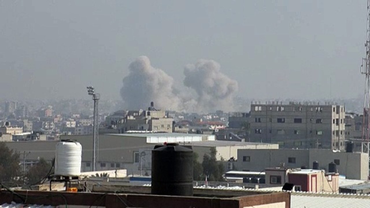 سحب كثيفة من الدخان فوق خان يونس جراء القصف الإسرائيلي