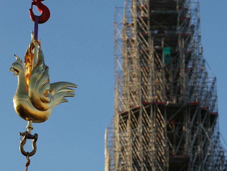 Nach verheerendem brand: neuer goldener hahn ziert notre-dame
