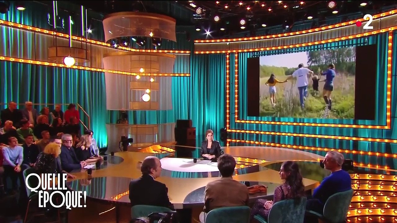 Vianney évoque ses rapports avec les paparazzi et sa volonté de protéger son fils Edgar et sa belle-filleVianney sur le plateau de "Quelle époque !"