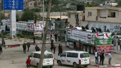 شاهد: وسط ظروف معيشية خانقة جدا.. نازحون في رفح يحتشدون عند شاحنة مساعدات إنسانية