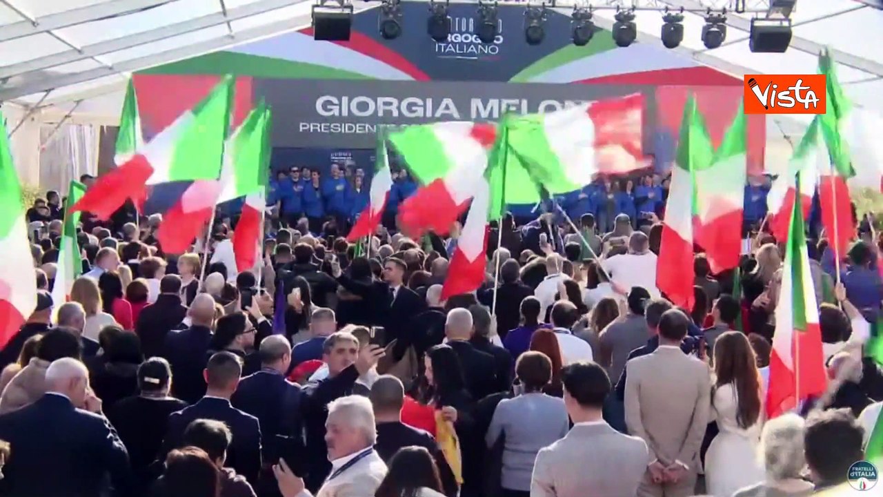 Giorgia Meloni canta l'inno sul palco con i volontari di Atreju, poi li abbraccia commossa