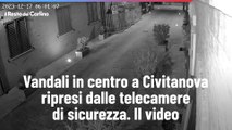 Vandali in centro a Civitanova ripresi dalle telecamere di sicurezza. Il video