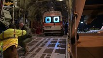 Ambulanza caricata in aereo per il trasporto sanitario urgente da Bari a Roma