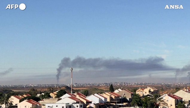 Gaza, nuvole di fumo si alzano nel nord della Striscia