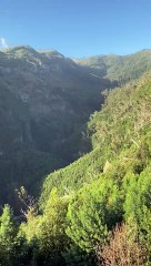 Turista com vários ferimentos após queda na Ribeira das Cales. Helicóptero foi acionado
