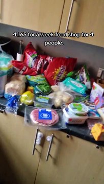 Mamma senza soldi per la spesa, una signora le fa il regalo di Natale e lei racconta tutto commossa