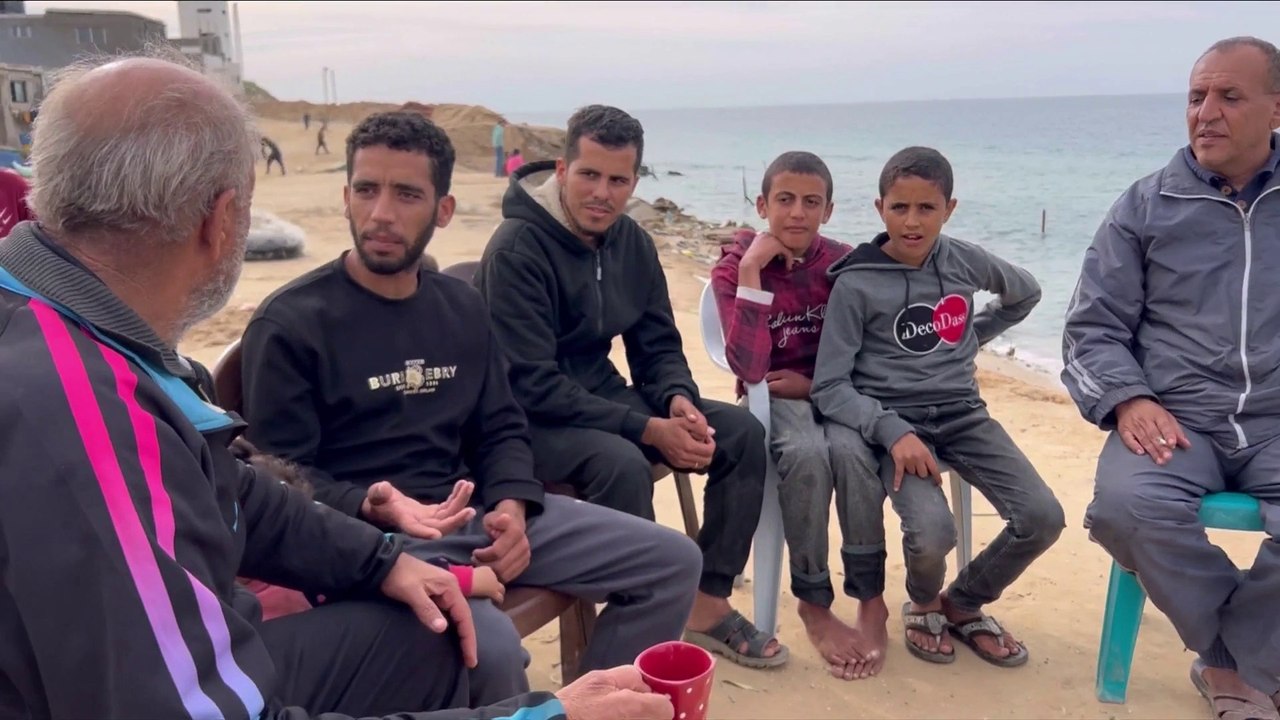النازحون من غزة إلى رفح يحملون مفاتيح منازلهم على أمل العودة