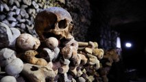 Dans les catacombes de Paris, des murs d'os reconstruits