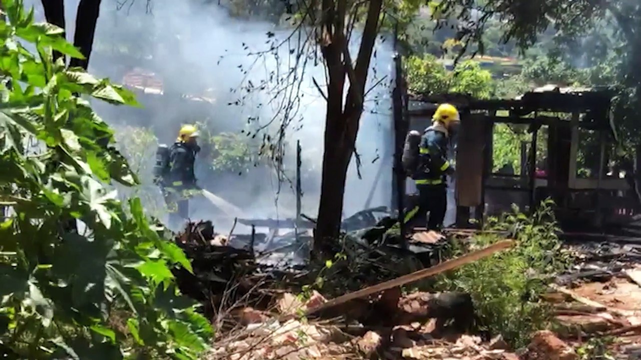 Casa é destruída por incêndio e suposta incendiária é agredida em via pública no Cascavel Velho