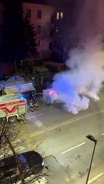 Firenze, auto in fiamme mentre viaggia: arrivano i vigili del fuoco