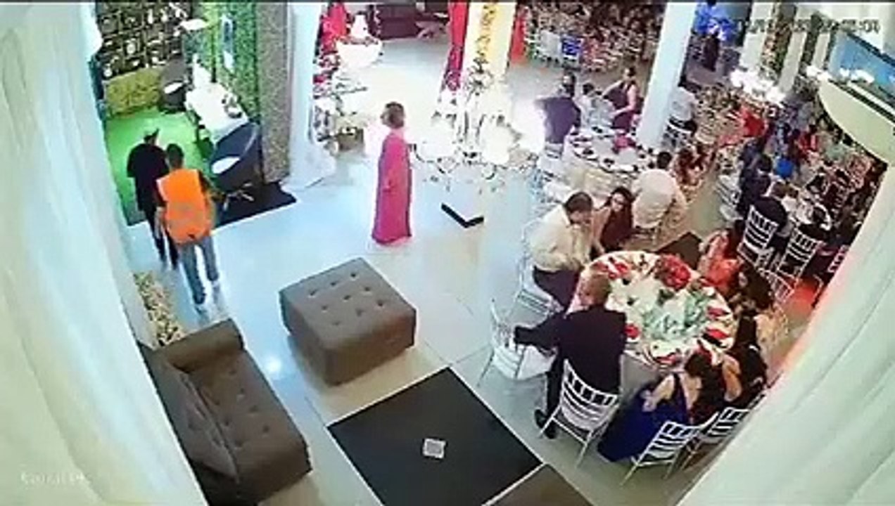 Ladrones roban a novios e invitados de una boda
