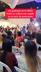 Un joven se graduó de la universidad con su vestimenta típica.