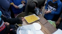 وجبات أرز للنازحين أمام مجمع الشفاء الطبي بغزة
