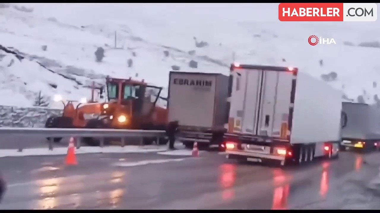 Erzurum'da kar yağışı trafik kazalarına neden oldu
