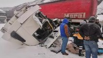 Erzurum'da kar yağışı trafik kazalarına neden oldu