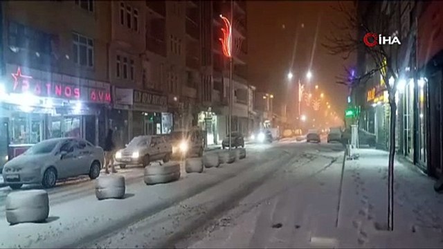 Ağrı'nın Patnos ilçesinde etkili olan kar yağışı geceyi adeta aydınlattı
