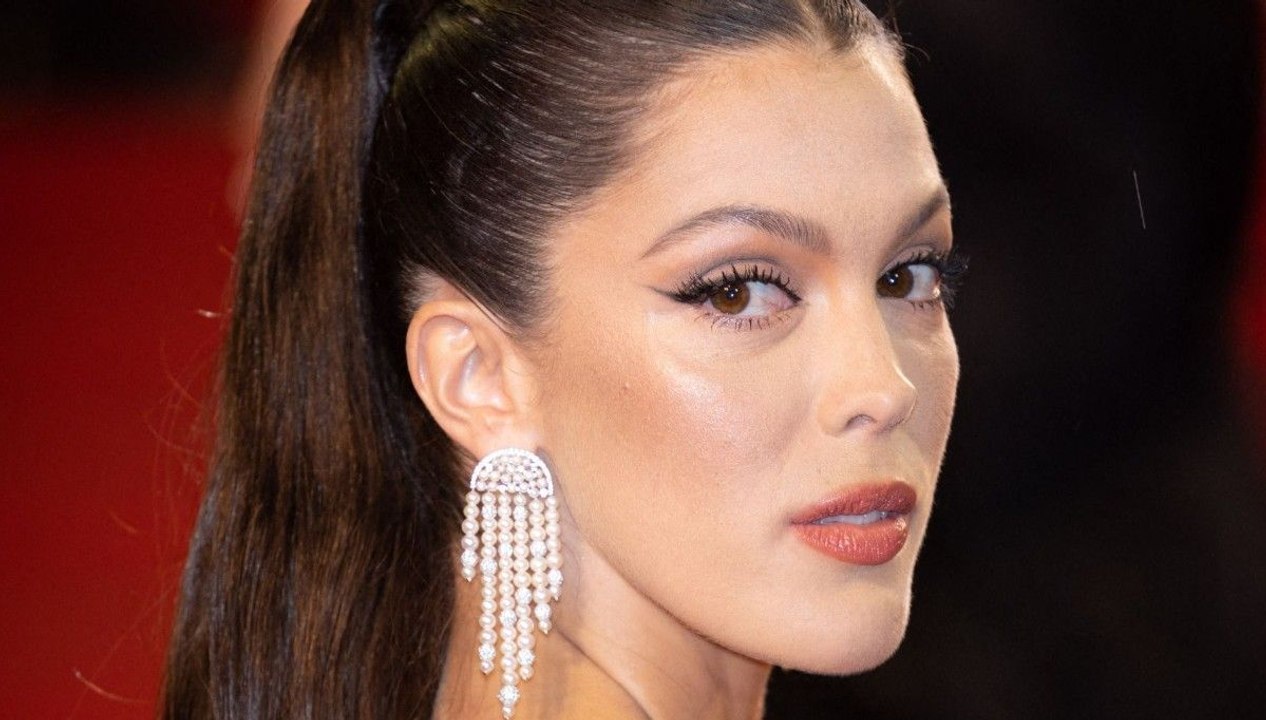 Une absence inquiétante : Iris Mittenaere révèle un besoin urgent qui explique son absence à Miss France 2024