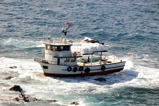 Denizin ortasındaki kayalıklara oturan balıkçı teknesindeki balıkçılar kurtarıldı