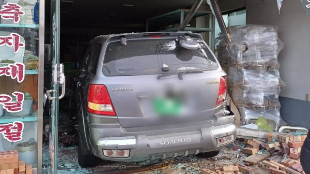 충북 괴산서 SUV 차량 상가로 돌진...인명피해 없어 / YTN