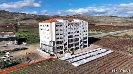 Abbattuto in Calabria l'ecomostro di Torre Melissa