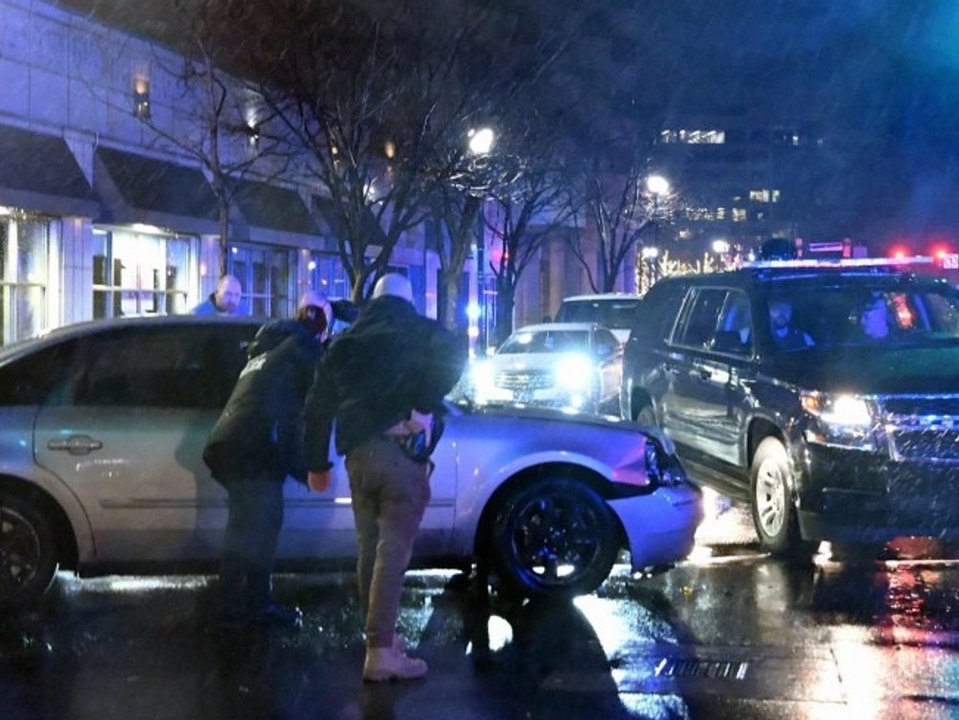 Schreckmoment für joe biden: auto kracht in sicherheitskolonne