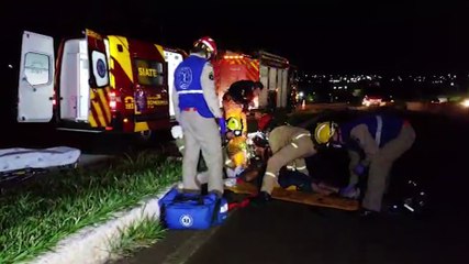 Piloto de Harley Davidson fica ferido ao atingir meio-fio na marginal da BR-277