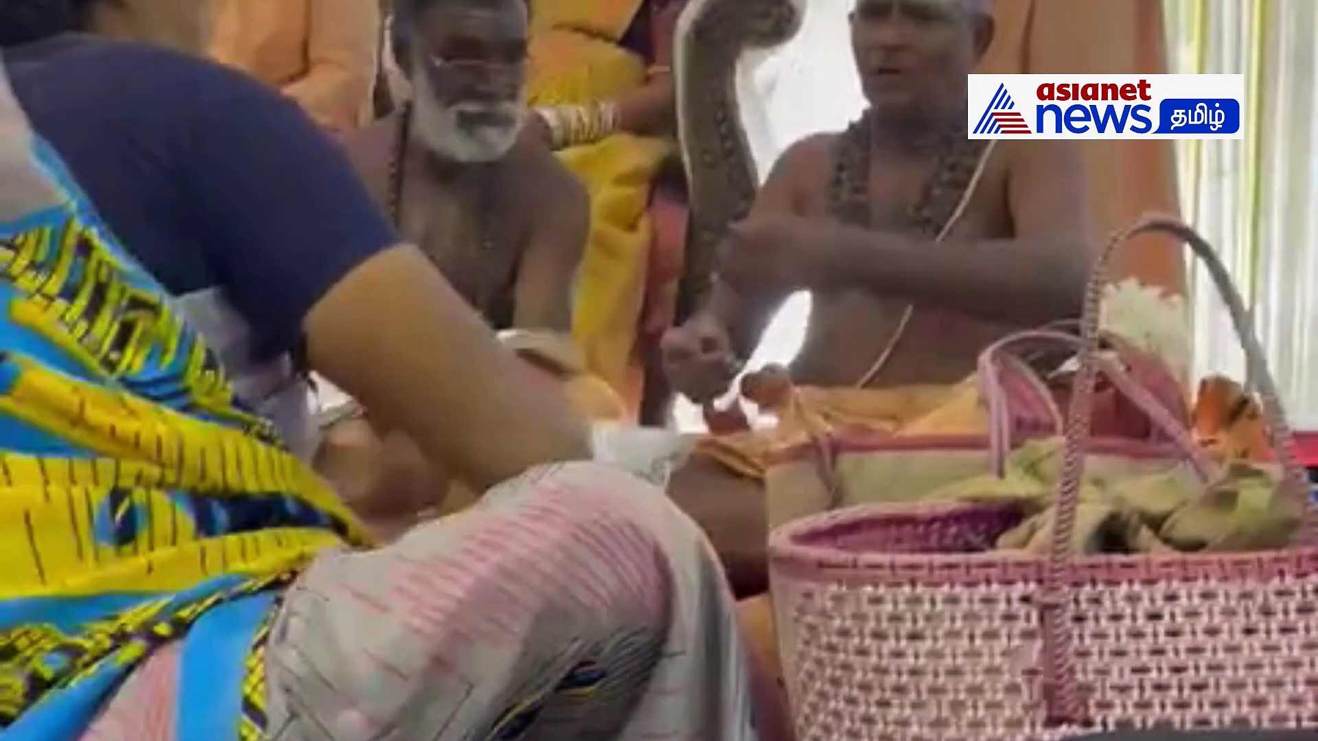 புயலா? நாங்க பாடுனா சுனாமியே வழிவிடும்; மழை வெள்ளத்தின் நடுவே தேவாரம் பாடி வளைகாப்பு நடத்திய தம்பதி