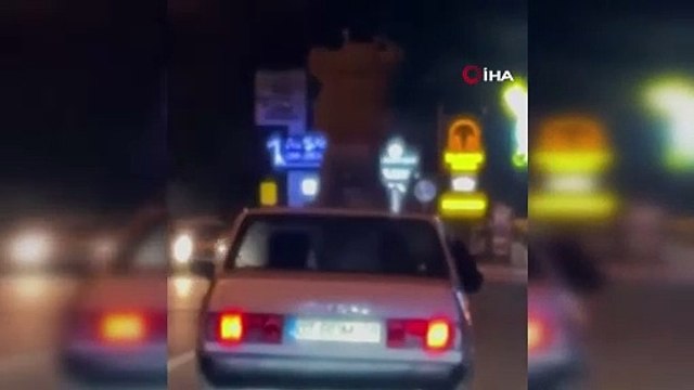 Sürücü direksiyonu bırakıp pencereden sarkarak oynadı, yolcu kaportaya çıkıp dans etti
